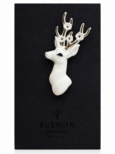 Брошь ручной работы Фарфор Булыгина «Олень», бело-серебристая