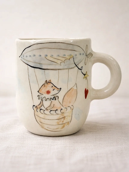 Кружка ручной работы НАДО ЖЕ с росписью «Лис на дирижабле в облаках», белая, керамика, 300 мл, фото 1.