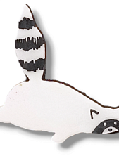 Брошь ручной работы «Уставший енот», дерево, белая