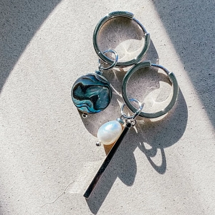 Асимметричные серьги-конго с планкой «Тёмный перламутр», родированная латунь, перламутр, жемчуг, фото 1.