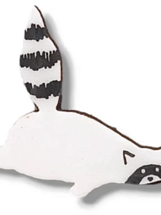 Брошь ручной работы «Уставший енот», дерево, белая