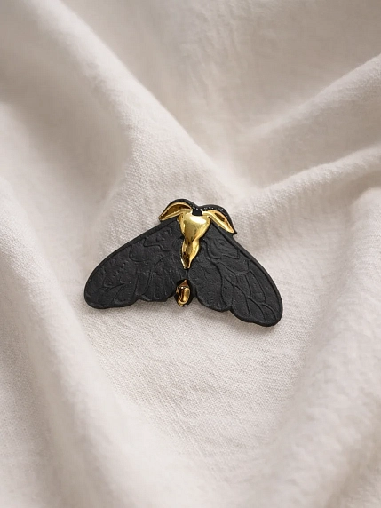 Брошь ручной работы Фарфор Булыгина «Моль», чёрно-золотистая, фото 5.