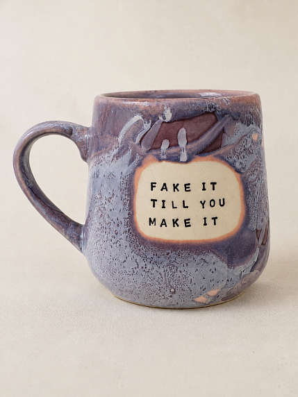 Кружка ручной работы Тата вытворяет/NF ceramics «Fake it till you make it», сиреневая, керамика, 600 мл, фото 1.