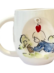 Кружка ручной работы Девочка на траве с подвеской сердечком, керамика, 300 мл