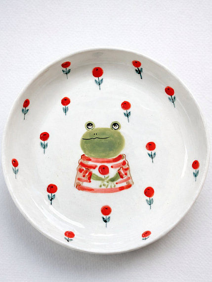 Тарелка ручной работы с бортиком Лягушка с красными ягодками, белая, фарфор, 16 см, фото 1.