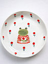 Тарелка ручной работы с бортиком Лягушка с красными ягодками, белая, фарфор, 16 см, превью фото 1