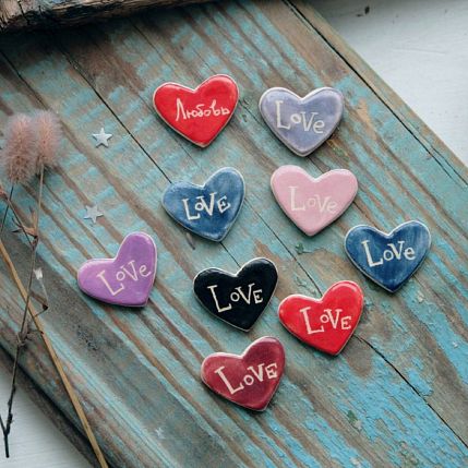 Брошь ручной работы сердечко Love, тёмно-синяя, керамика, фото 2.