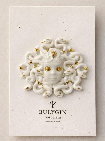 Брошь ручной работы Фарфор Булыгина «Медуза Горгона», бело-золотистая, фото 1.