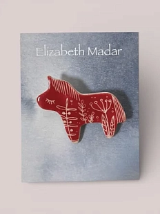 Брошь ручной работы Elizabeth Madar Лошадка и травы, красная, керамика