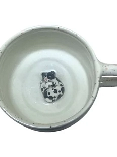 Кружка ручной работы Мама Черепаха с фигуркой внутри Котик, белая в точку, керамика, 400мл