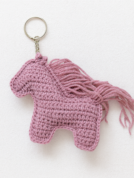 Вязаный брелок «Лошадка», сиреневый, фото 1.