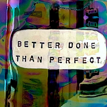 Кружка ручной работы Тата вытворяет/NF ceramics «Better done than perfect», перламутровая, керамика, 500 мл, фото 3.