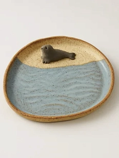 Тарелка с фигуркой внутри Нерпа, бежевая в крапинку, керамика, 21 см