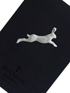 Брошь ручной работы Bulygin «Заяц», бело-серебристая, фарфор
