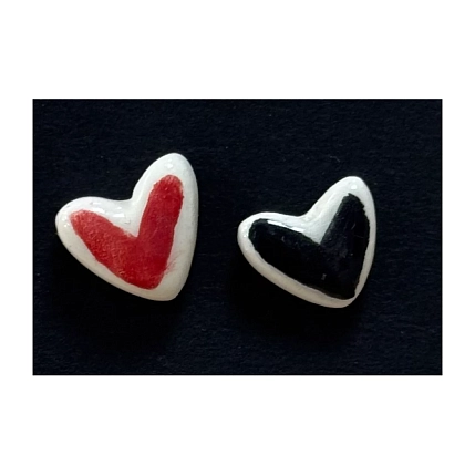 Серёжки-гвоздики ручной работы Мария Гордеева Сердечки, керамика, красно-чёрные, фото 1.