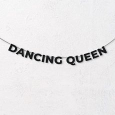 Гирлянда из чёрных букв «Dancing queen»