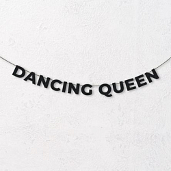 Гирлянда из чёрных букв «Dancing queen»