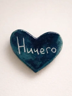 Брошь ручной работы Elizabeth Madar сердечко «Ничего», тёмно-синяя, керамика