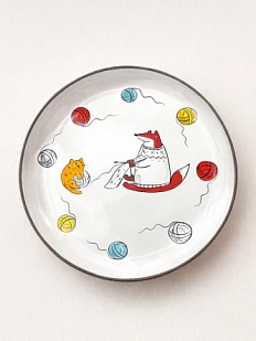 Тарелка ручной работы Ким керамика с бортиком Лис с вязанием, белая, 21 см