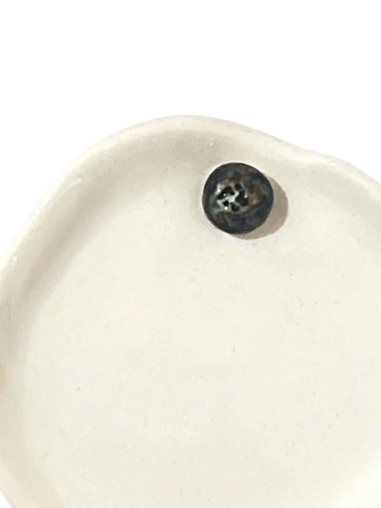 Блюдце ручной работы Катя Вебер с черникой, белое, керамика, 8 см, фото 2.