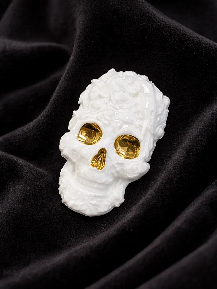 Брошь ручной работы Фарфор Булыгина «Череп» большая, бело-золотистая, фото 5.