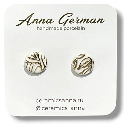 Серьги-гвоздики Анна Герман круглые, фарфор, бело-золотистые, фото 1.