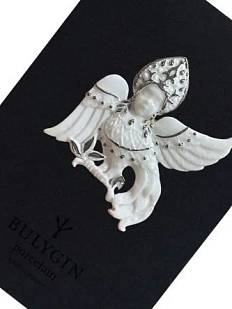 Брошь ручной работы Фарфор Булыгина «Сирин» бело-серебристая