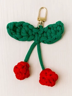 Вязаный обвес брелок «Вишня»