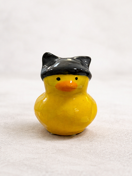 Керамическая фигурка Уточка в черной шапке с ушками, 7 см, фото 2.
