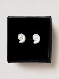 Сережки-гвоздики «Ракушки-завитки», белые, фарфор, в ассортименте