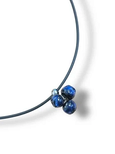 Колье Керко ручной работы со стеклянными ягодками черники