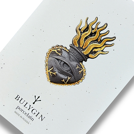 Брошь ручной работы Bulygin «Огненное сердце», фарфор, чёрно-золотистая, фото 1.