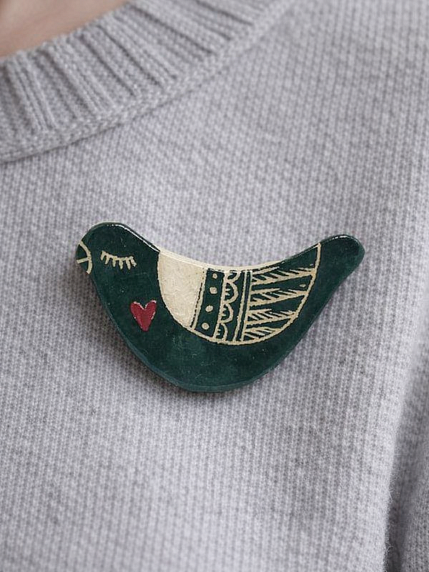 Брошь ручной работы Голубка с сердечком, тёмно-зелёная, керамика, фото 2.