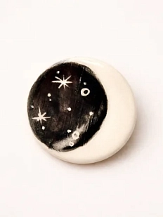 Брошь ручной работы Elizabeth Madar Месяц, круглая, керамика