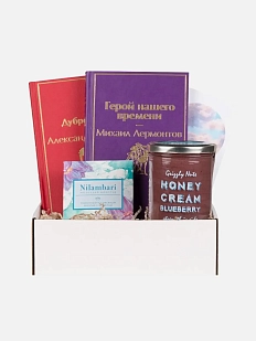 Подарочный набор с книгами «Герой нашего времени», «Дубровский» и сладостями