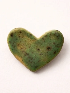 Брошь ручной работы Elizabeth Madar Сердце, зелёная в крапинку, керамика