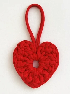 Вязаный обвес брелок «Красное сердечко», 7 см