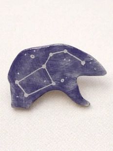 Брошь ручной работы Elizabeth Madar Космическая медведица, синяя, керамика