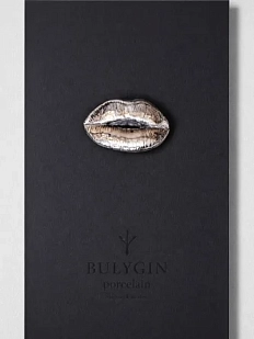 Брошь ручной работы Фарфор Булыгина «Губы», чёрно-серебристая