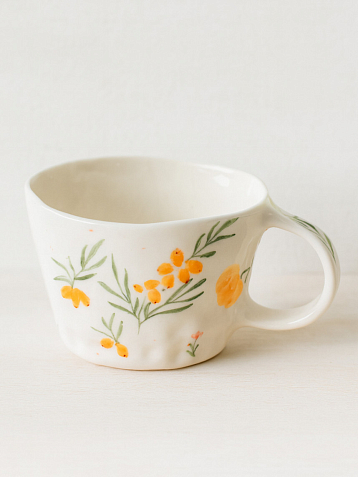 Кружка ручной работы «Тыквы, цветы и облепиха», белая, керамика, 400 мл, фото 3.