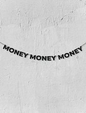 Бумажная гирлянда из чёрных букв «Money Money Money»