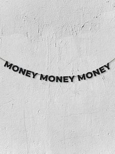 Гирлянда из чёрных букв «Money Money Money»