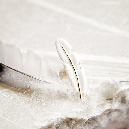 Брошь ручной работы Фарфор Булыгина «Перо», бело-золотистая, фото 8.