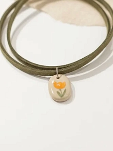 Чокер ручной работы Малёма «Тюльпан» на зелёном замшевом шнурке, керамика