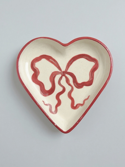 Тарелка ручной работы в форме сердечка «Бантик» с красным бортиком, керамика, 13 см, фото 1.