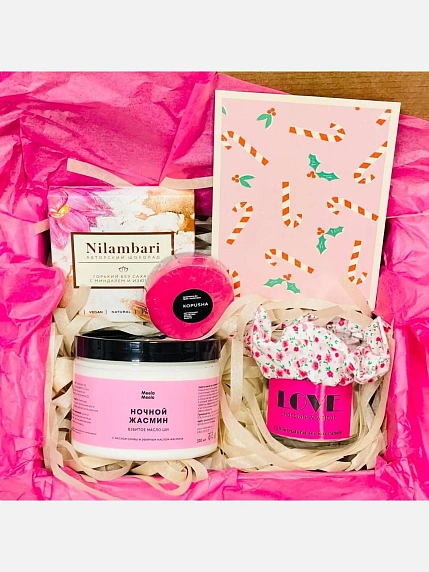 Подарочный набор на Новый год с книгой и блокнотом «Вселенная Хаяо Миядзаки» и сладостями, фото 4.