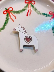 Брошь «Лошадка с сердечком», белый