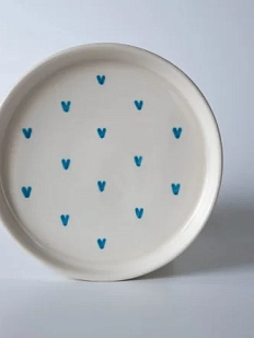 Блюдце ручной работы РУКИ В ГЛИНЕ «Голубые сердечки», полуфарфор, 14 см