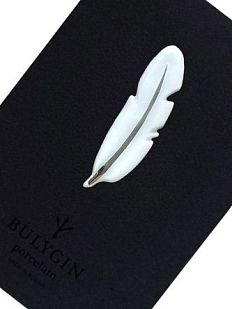 Брошь ручной работы Bulygin «Перо», бело-серебристая, фарфор