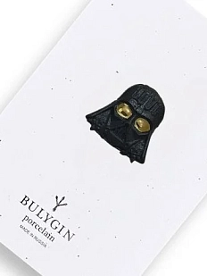 Брошь ручной работы Фарфор Булыгина «Дарт Вейдер», чёрно-золотистая